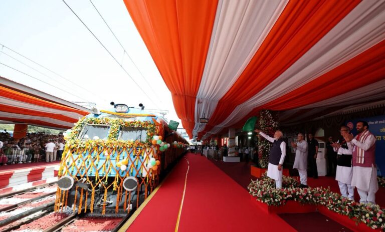 Hydrogen Train: प्रधानमंत्री मोदी ने भारत की पहली हाइड्रोजन चालित ट्रेन को हरी झंडी दिखाकर रवाना किया, इसे ‘मेक इन इंडिया’ अभियान का सफल उदाहरण बताया