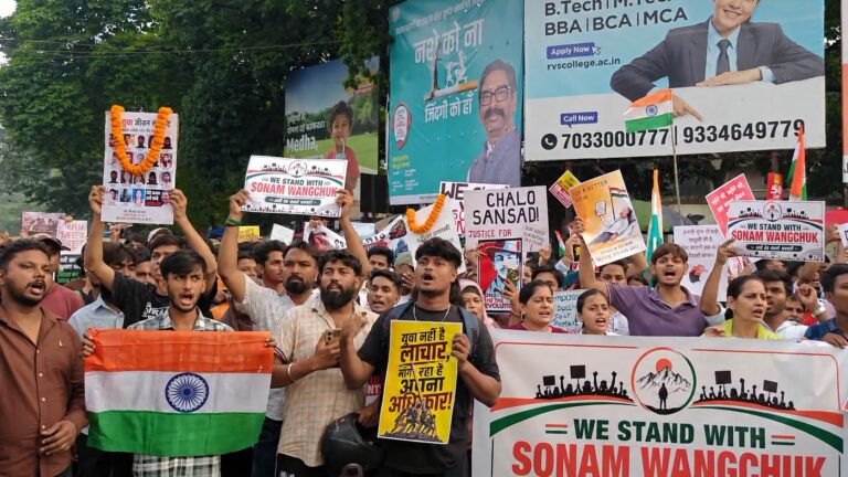 Jamshedpur: सोनम वांगचुक को दिल्ली के जंतर-मंतर से अस्पताल ले जाने की घटना के विरोध में जमशेदपुर में विरोध प्रदर्शन