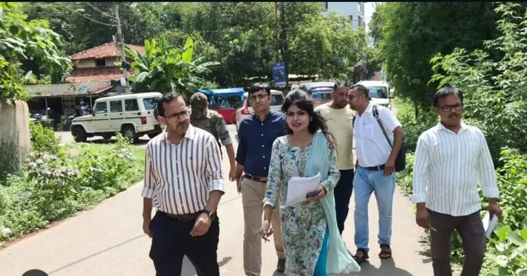 Seraikella- Kharsawan: उपायुक्त नीतीश कुमार सिंह ने मतदाता सूची विशेष गहन पुनरीक्षण कार्य का किया निरीक्षण
