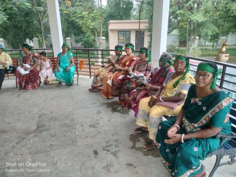 Seraikella-Kharsawan: कफन ओढ़कर झारखंड आंदोलनकारियों का अनिश्चितकालीन धरना चौथे दिन भी जारी, सरकार से जल्द समाधान की मांग