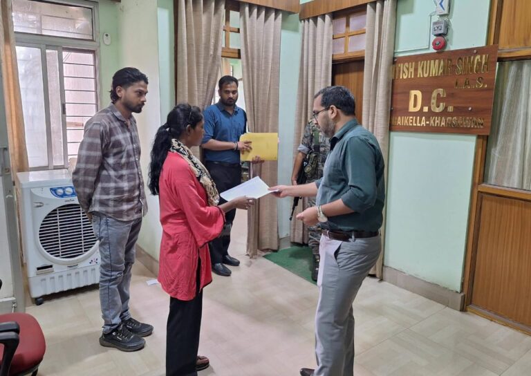 Seraikella-Kharsawan: साप्ताहिक जनता दरबार में उपायुक्त ने सुनीं जनसमस्याएं, अधिकारियों को दिए त्वरित कार्रवाई के निर्देश