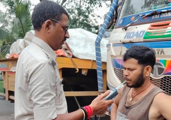 Seraikella-Kharsawan: शराब पीकर वाहन चलाने वालों पर यातायात पुलिस की सख्ती, दो चालक धराए