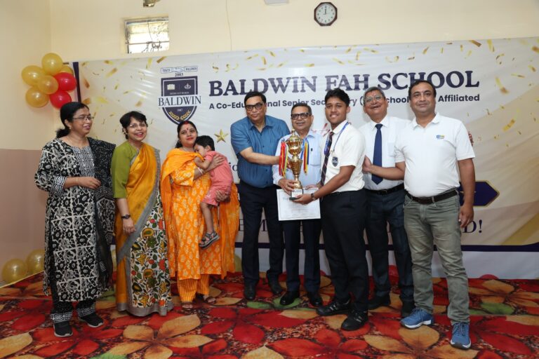 Jamshedpur News: बाल्डविन फार्म एरिया हाई स्कूल में सीबीएसई बोर्ड के मेधावी विद्यार्थियों का भव्य सम्मान समारोह आयोजित