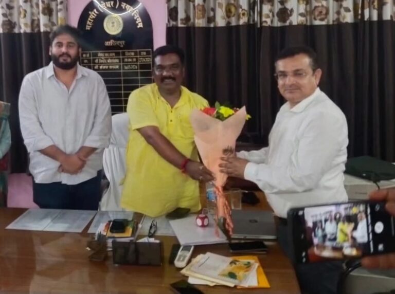 Adityapur Nagar Nigam: आदित्यपुर में सेटिंग ना होने पर ही अवैध बहुमंजिला इमारत होते हैं सील? बिना नक्शा स्वीकृत कराए अवैध निर्माण में सिटी मैनेजर सौरभ की भूमिका संदिग्ध!