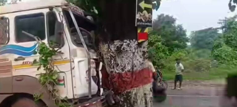 Jamshedpur. टाटानगर स्टेशन के पास सड़क हादसा, अचानक सामने आए दो बाइक सवारों को बचाने की कोशिश में पेड़ से टकराया ट्रक