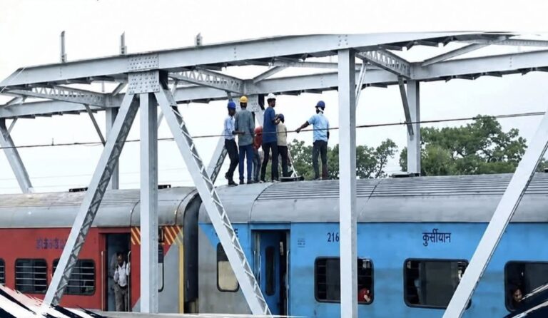 Steel Express: गालूडीह में रेलवे ब्रिज पर टूटा ओएचई तार, स्वर्णरेखा पुल पर घंटों रुकी रही स्टील एक्सप्रेस