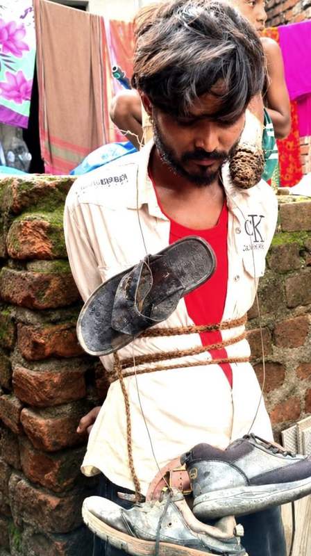 Jamshedpur: सीतारामडेरा में बच्ची के साथ दुष्कर्म करने के आरोपी को पकड़कर पीटा, जूतों की माला पहनाकर पूरे इलाके में घुमाया