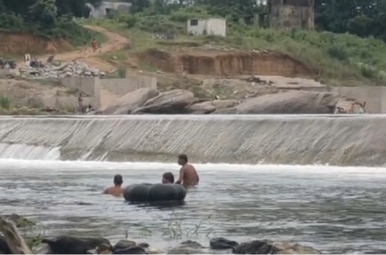 Saraikela: सरायकेला के आसंगी चेक डैम में नहाने गए आदित्यपुर के दो किशोर डूब गए, एक की मौत, दूसरे की तलाश जारी