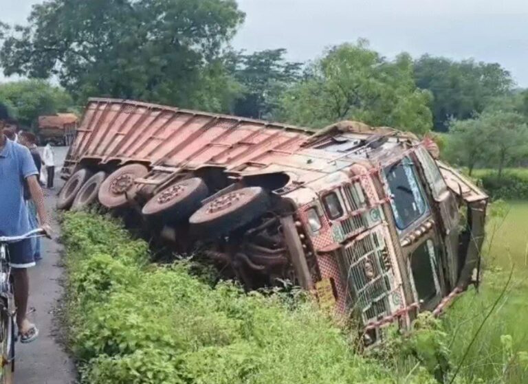 Road Accident: राजनगर-चाईबासा एनएच-220 पर भीषण सड़क हादसा, हाइवा से टक्कर में ट्रेलर चालक जिंदा जला