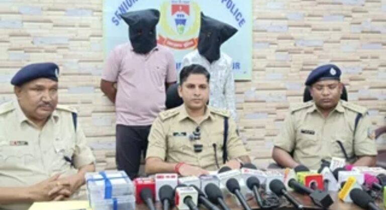 Jamshedpur: 3.08 लाख रुपये की साइबर ठगी का उद्भेदन, दो आरोपी गिरफ्तार, मोबाइल फोन, बैंकिंग दस्तावेज, आधार, पैन कार्ड बरामद