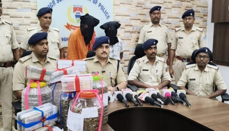 Jamshedpur:जमशेदपुर में अवैध गांजा कारोबार का भंडाफोड़, दो तस्कर गिरफ्तार, 7.8 किलो गांजा और नकद बरामद
