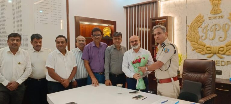Jamshedpur NEWS: बिगड़ती कानून-व्यवस्था पर सिंहभूम चैंबर का बड़ा कदम, मुख्यमंत्री के नाम ADG मनोज कौशिक को सौंपा ज्ञापन
