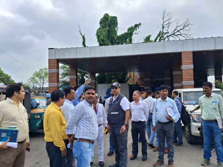 Jharkhand Railway News : मंडल रेल प्रबंधक अखिलेश मिश्र ने बरकाकाना स्टेशन और बरवाडीह केंद्रीय विद्यालय का किया व्यापक निरीक्षण, सुरक्षा और यात्री सुविधाओं पर दिया विशेष जोर