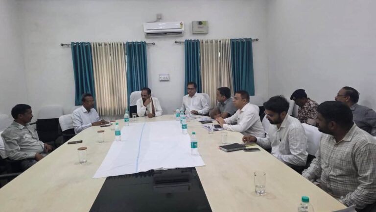 Jamshedpur NEWS: सांसद बिद्युत बरण महतो ने चक्रधरपुर रेल मंडल की विकास परियोजनाओं की की उच्चस्तरीय समीक्षा, समयबद्ध और गुणवत्तापूर्ण कार्यान्वयन पर दिया जोर