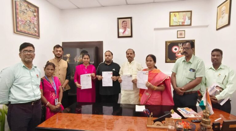 Jamshedpur News :पूर्व मुख्यमंत्री रघुवर दास ने सपरिवार भरा एसआईआर गणना प्रपत्र, नागरिकों से अभियान में सहयोग और भागीदारी की अपील की