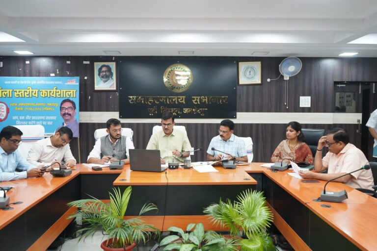 JAMSHEDPUR NEWS: SIR-2026 की समीक्षा बैठक में उपायुक्त राजीव रंजन सख्त, डिजिटाइजेशन और गणना प्रपत्र वितरण में तेजी लाने के दिए निर्देश
