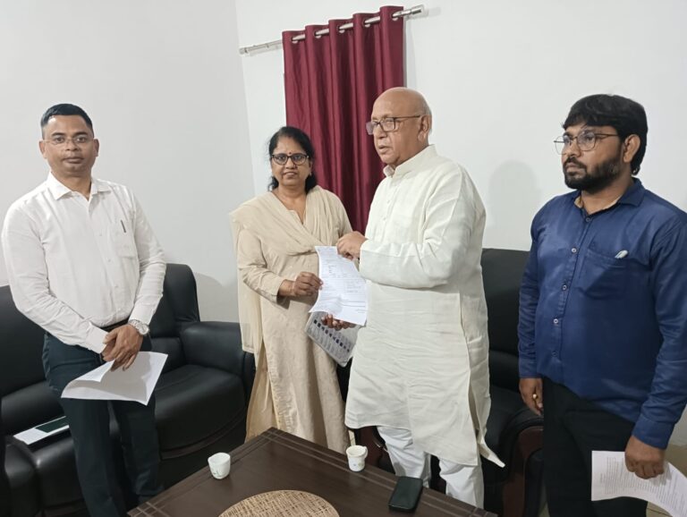 JAMSHEDPUR NEWS: SIR-2026 अभियान में जनप्रतिनिधियों की सक्रिय भागीदारी, विधायक सरयू राय और मंगल कालिंदी ने जमा किया गणना प्रपत्र