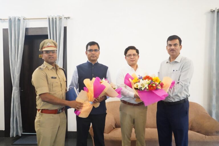 JAMSHEDPUR NEWS: भारतीय विदेश सेवा के अधिकारियों का जमशेदपुर आगमन, उपायुक्त राजीव रंजन और एसएसपी डॉ. एहतेशाम वकारिब ने किया स्वागत