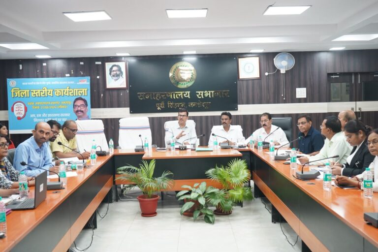 JAMSHEDPUR NEWS: उपायुक्त राजीव रंजन ने स्वास्थ्य विभाग की समीक्षा बैठक में दिए सख्त निर्देश, 4 दिन में 1 लाख मलेरिया जांच का लक्ष्य