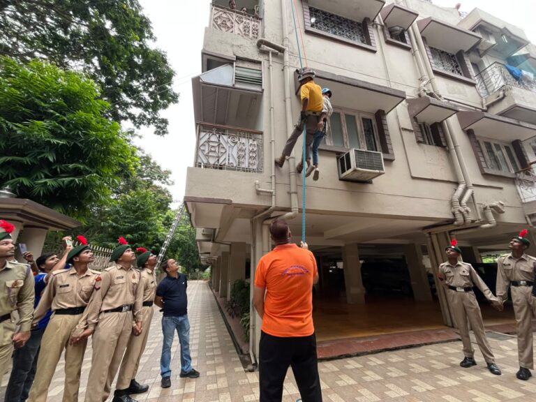 JAMSHEDPUR NEWS: एयर रेड मॉक ड्रिल में प्रशासन, पुलिस और सिविल डिफेंस की संयुक्त तैयारी, महारानी मेंशन में चला राहत-बचाव अभियान