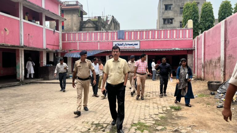 JAMSHEDPUR NEWS: मतदाता सूची के विशेष गहन पुनरीक्षण का जायजा लेने मानगो पहुंचे उपायुक्त राजीव रंजन, दिए सख्त निर्देश