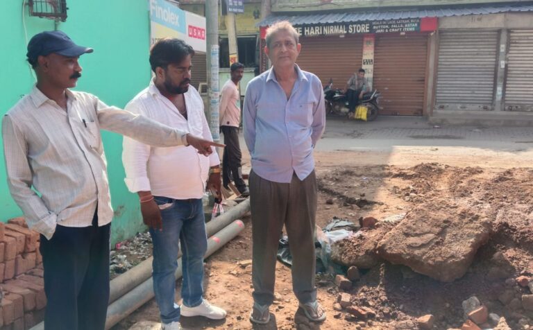 JAMSHEDPUR NEWS: बागबेड़ा रोड नंबर-3 का गड्ढा भरने के बाद आवागमन हुआ सुगम, स्थानीय लोगों ने जताई खुशी