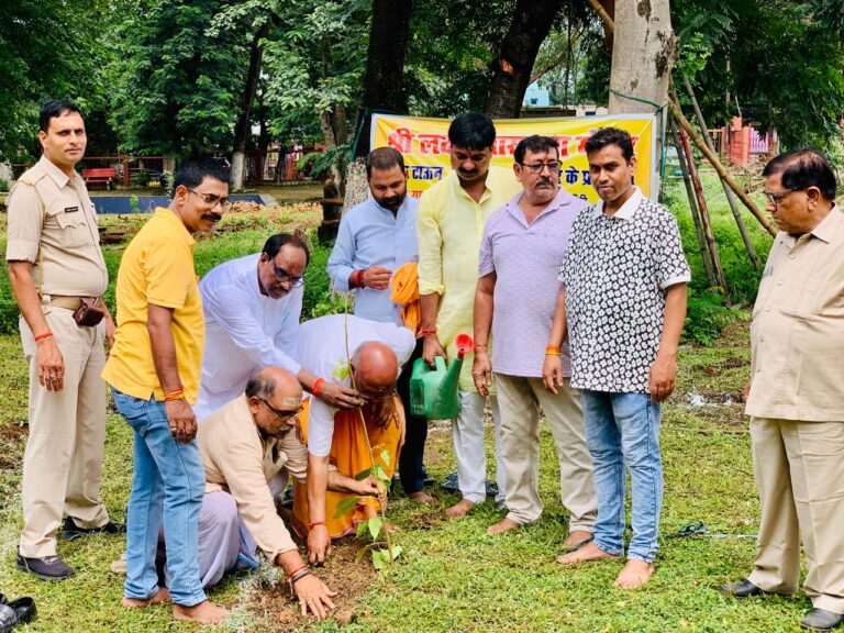 Jamshedpur News: श्री लक्ष्मीनारायण मंदिर में नवग्रह वाटिका का शिलान्यास, सरयू राय ने लगाया पीपल का पौधा