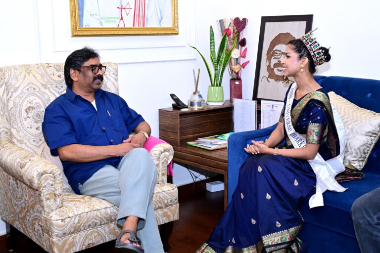 Ranchi News: मुख्यमंत्री हेमन्त सोरेन से मिलीं मिस यूनिवर्स झारखंड 2026 विजेता दीपाली रिया, साझा किया सफलता का सफर