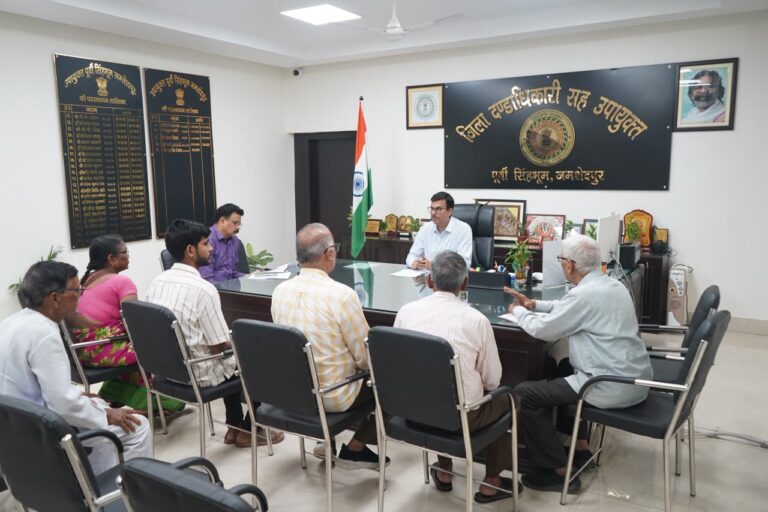 JAMSHEDPUR NEWS: जन शिकायत निवारण दिवस में उपायुक्त राजीव रंजन ने सुनीं समस्याएं, कई मामलों का मौके पर समाधान