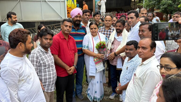 JAMSHEDPUR NEWS: ग्रामीण विकास मंत्री दीपिका पांडे का भव्य स्वागत, सड़क और पानी की समस्याओं पर हुई चर्चा