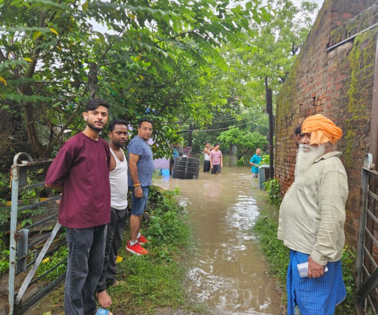 JAMSHEDPUR NEWS: हल्की बारिश में ईस्ट प्लांट बस्ती जलमग्न, कुलवंत सिंह बंटी ने अधिकारियों से की कार्रवाई की मांग