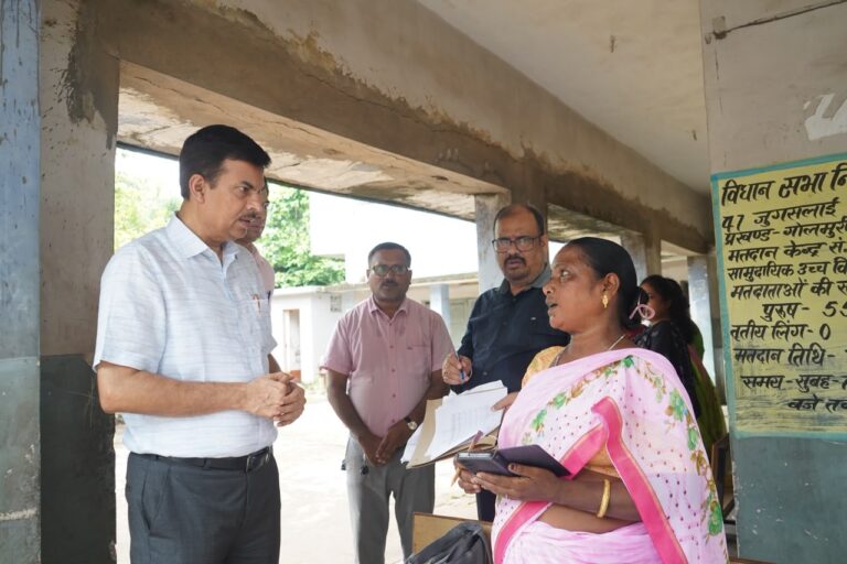 JAMSHEDPUR NEWS: SIR-2026 विशेष शिविरों का उपायुक्त राजीव रंजन ने किया निरीक्षण, मतदाताओं से गणना प्रपत्र भरने की अपील
