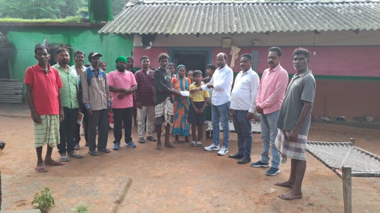 Jamshedpur News :मलेरिया प्रभावित गांवों में पहुंचे विधायक प्रतिनिधिमंडल, पीड़ित परिवारों को दी सांत्वना