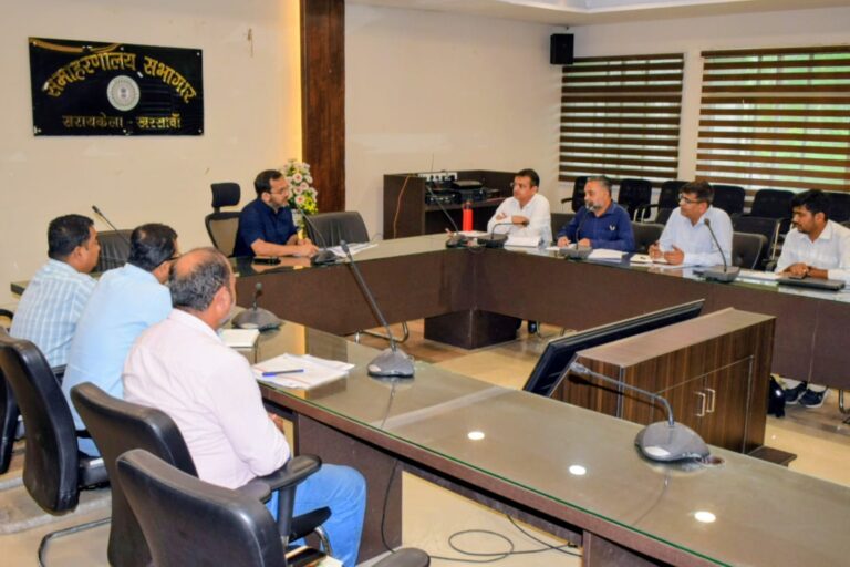 SaraiKela-Kharsawan News: आदित्यपुर में 31 जुलाई तक नियमित जलापूर्ति के निर्देश, उपायुक्त ने अधिकारियों को दी सख्त चेतावनी