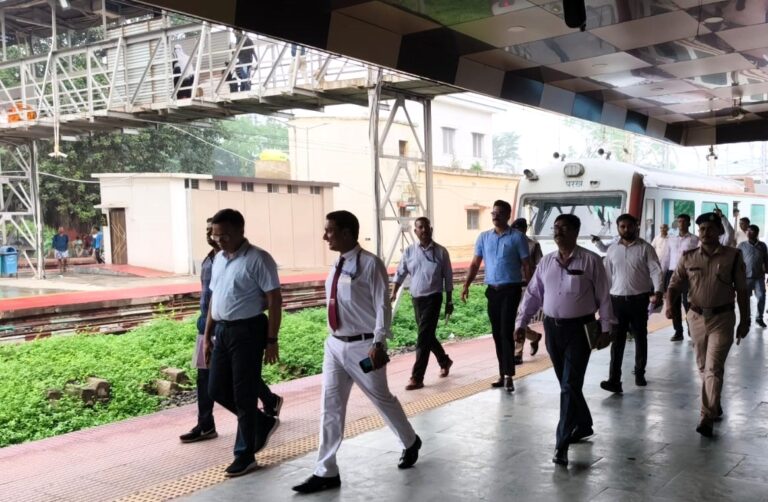 Dhanbad News: कोडरमा और पारसनाथ स्टेशन का मुख्यालय स्तरीय निरीक्षण, नए स्टेशन भवन और यात्री सुविधाओं की हुई समीक्षा