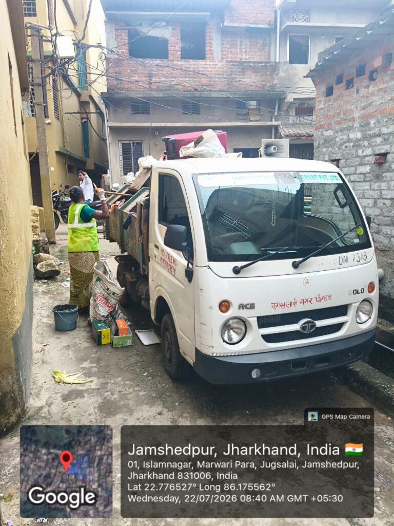 Jamshedpur News :जुगसलाई में फिर शुरू हुआ डोर-टू-डोर कचरा संग्रहण, पार्षदों के दबाव के बाद बहाल हुई सेवा