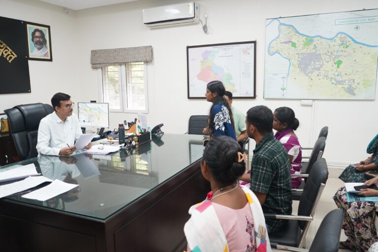 JAMSHEDPUR NEWS: जन शिकायत निवारण दिवस में उपायुक्त ने सुनीं लोगों की समस्याएं, अधिकारियों को समयबद्ध समाधान के निर्देश