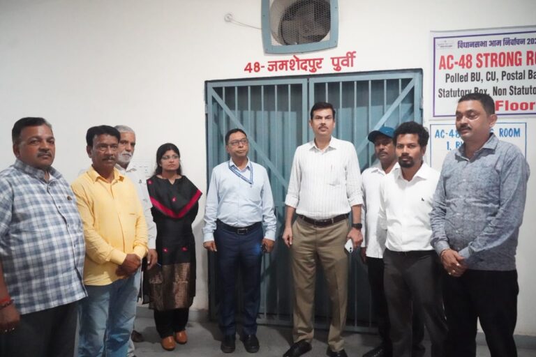 JAMSHEDPUR NEWS: जिला निर्वाचन पदाधिकारी ने किया ईवीएम वेयर हाउस का निरीक्षण, सुरक्षा व्यवस्था और CCTV निगरानी की परखी तैयारियां