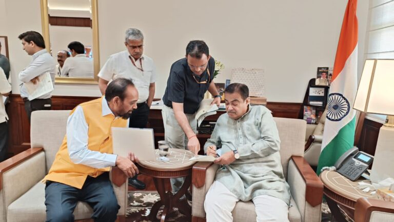 JAMSHEDPUR NEWS: सांसद बिद्युत बरण महतो ने नितिन गडकरी को सौंपे तीन बड़े सड़क और पुल प्रस्ताव, कोल्हान की कनेक्टिविटी को मिल सकती है नई गति