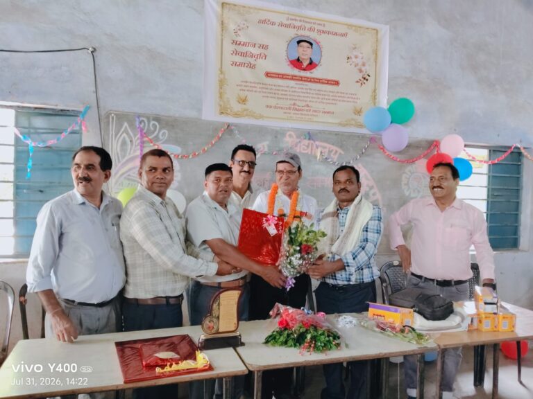 JAMSHEDPUR NEWS: उत्क्रमित मध्य विद्यालय नान्दुप में सेवानिवृत्त शिक्षक अरुण कुमार झा को भावभीनी विदाई, छात्रों और ग्रामीणों ने किया सम्मान