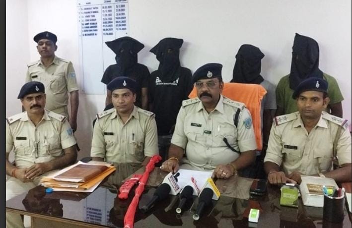 Jamshedpur: मानगो थाना क्षेत्र में पिछले दिनों दर्जनों दुकानों में हुई चोरियों का भंडाफोड़, गिरोह के चार शातिर चोर गिरफ्तार