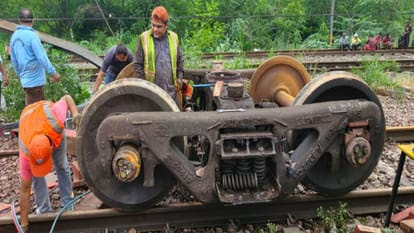 Rail accident: नयी दिल्ली मार्ग पर मालगाड़ी पटरी से उतरी, 53 यात्री ट्रेनें रद्द, कई के मार्ग बदले