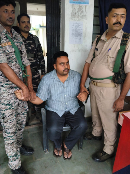 Chaibasa: ACB जमशेदपुर टीम ने बंदगांव थाना प्रभारी को 15 हजार रुपये रिश्वत लेते किया गिरफ्तार