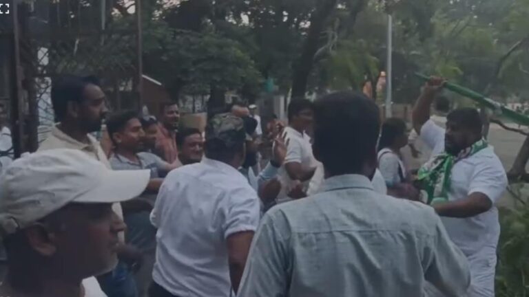 Jharkhand Protest: प्रदर्शनकारी छात्रों ने की CM हेमंत सोरेन का पुतला फूंकने की कोशिश, पुलिस के साथ झड़प, जेएमएम कार्यकर्ताओं पर मारपीट का आरोप