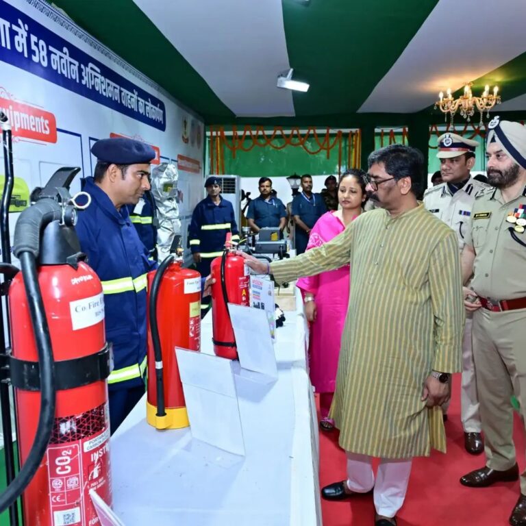 Jharkhand: CM हेमंत सोरेन ने 58 आधुनिक फायर टेंडर वाहनों को दिखाई हरी झंडी, संकरी गलियों, घनी आबादी वाले इलाकों तक आसानी से पहुंच सकेंगे, जहां बड़े दमकल वाहन नहीं पहुंच पाते