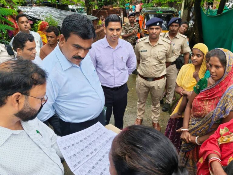 Jamshedpur: मुख्य निर्वाचन पदाधिकारी के रवि कुमार ने पूर्वी सिंहभूम जिले के घाटशिला क्षेत्र के मतदान केंद्रों का किया निरीक्षण