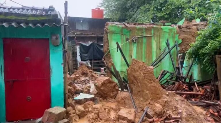 Jamshedpur: कपाली मिलातनगर में कच्चा मकान के अचानक ढह जाने से तीन महिलाएं घायल