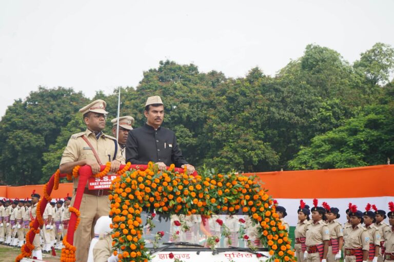 Jamshedpur: स्वतंत्रता दिवस पर गोपाल मैदान में शान से लहराया तिरंगा, DC ने परेड के निरीक्षण के उपरांत राष्ट्र ध्वज को दी सलामी