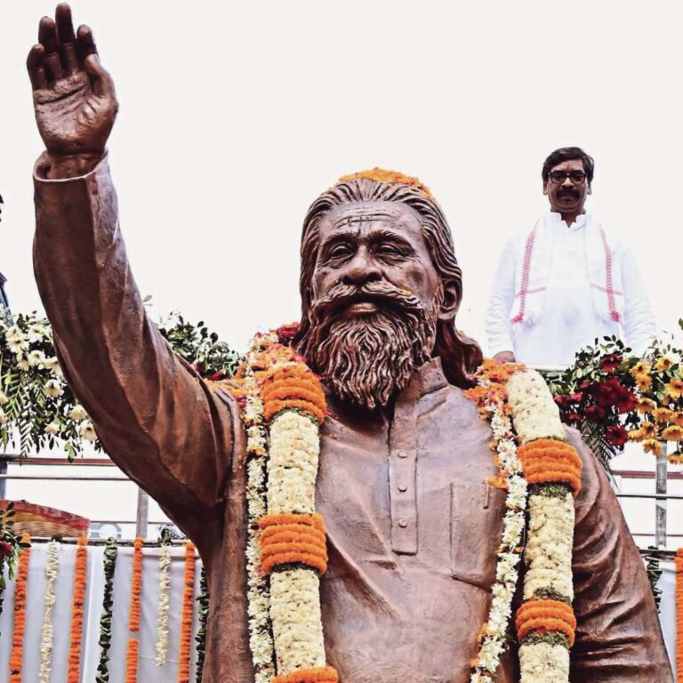 Shibu Soren: दिशोम गुरु शिबू सोरेन की 14 फीट ऊंची प्रतिमा का CM हेमंत सोरेन ने किया अनावरण, गूंजा गुरुजी का ‘जयघोष’