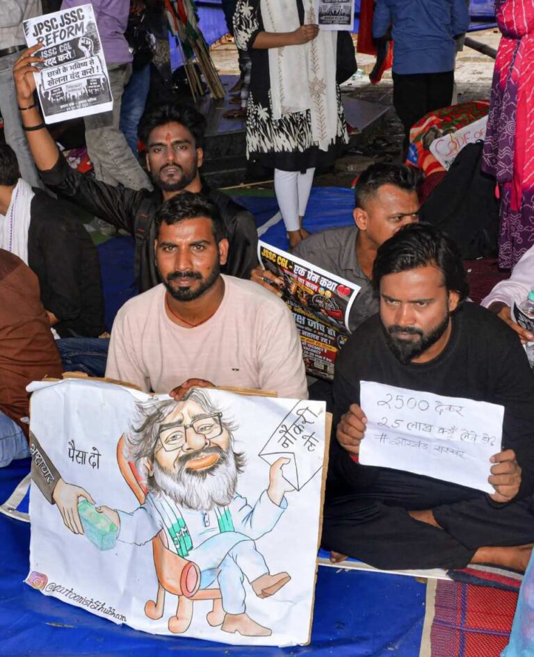 Students Protest: जेपीएससी-जेएसएससी परीक्षा में ‘अनियमितताओं’ पर सरकार से वार्ता के लिए प्रदर्शनकारियों ने बनायी 11 सदस्यीय टीम